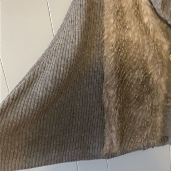 Grey Sweater Cape w Faux Fur Accent One Size - Picture 2 of 3